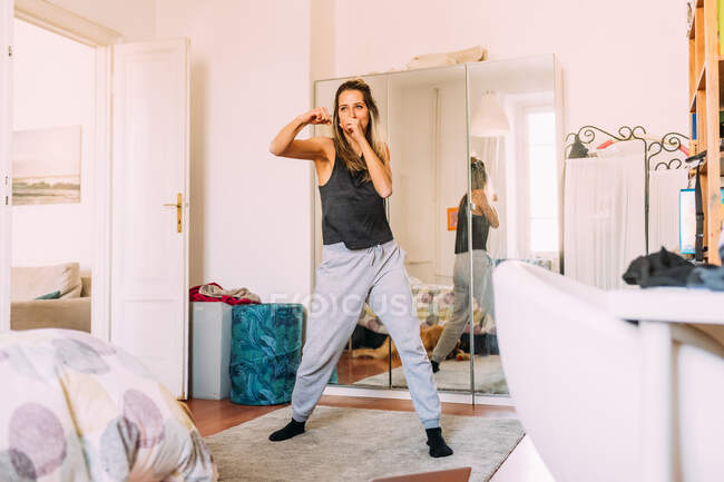 Italia, Giovane donna che fa stretching a casa — Foto stock