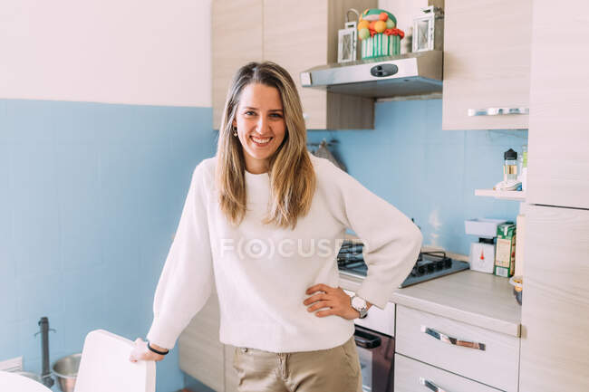 Itália, Retrato de jovem na cozinha — Fotografia de Stock