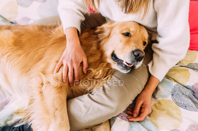 Itália, Jovem mulher abraçando cão — Fotografia de Stock