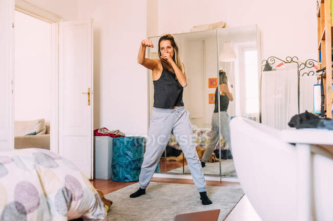 Italie, Jeune femme faisant de l'exercice à domicile — Photo de stock