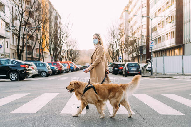 Itália, Mulher com cão andando em frente rua — Fotografia de Stock