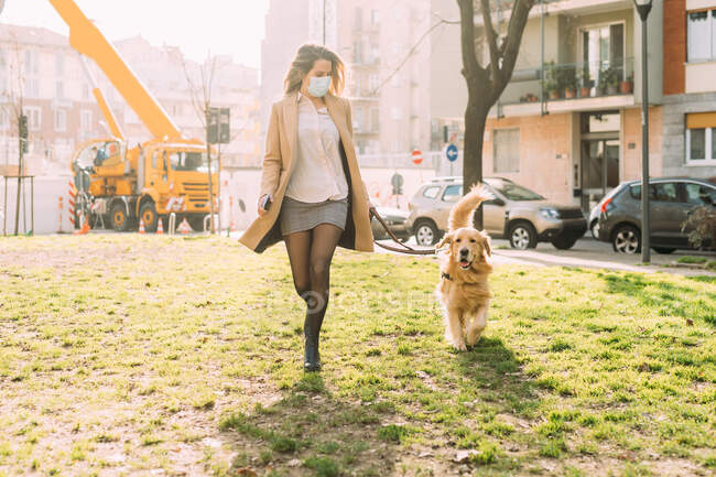 Italie, Femme avec chien promenant en milieu urbain — Photo de stock