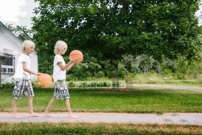 Canada, Ontario, Exposition multiple de garçons avec ballon de basketball à l'extérieur — Photo de stock