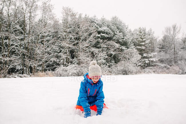 Canada, Ontario, Garçon jouant dans la neige — Photo de stock