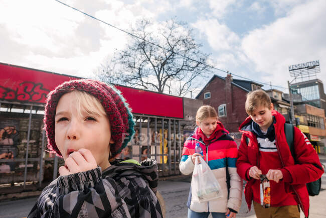 Canada, Ontario, Bambini che camminano in città — Foto stock