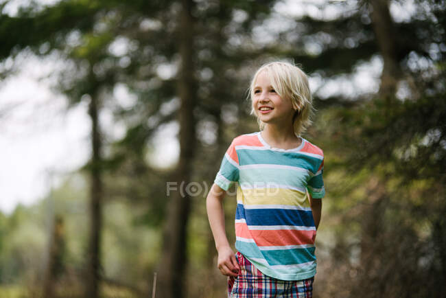 Canadá, Ontario, Kingston, Sonriente niño en el bosque - foto de stock
