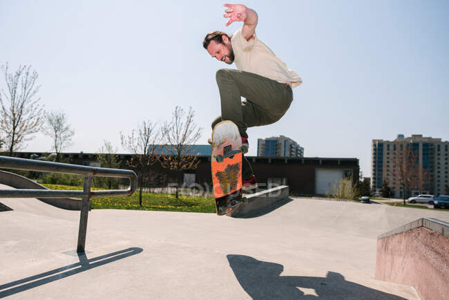 Canada, Ontario, Kingston, Man planche à roulettes dans un skate park — Photo de stock