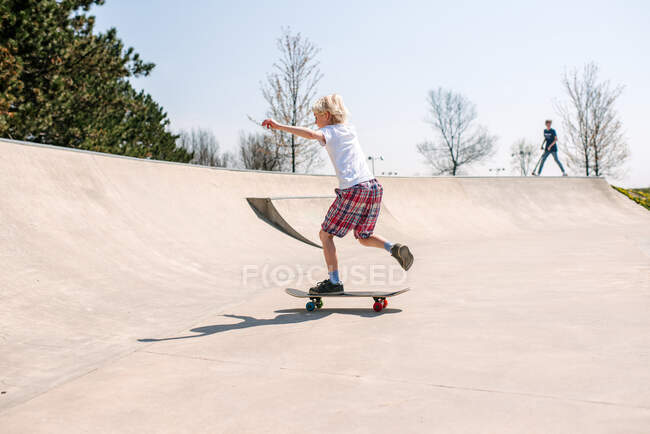 Canada, Ontario, Kingston, Boy skateboarding in skate park — Stock Photo