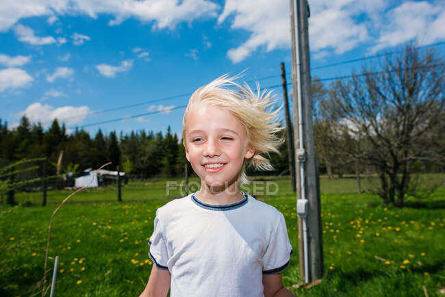 Canada, Ontario, Kingston, Portrait de garçon sur le terrain — Photo de stock