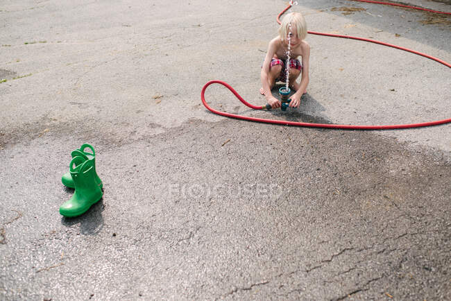 Kanada, Ontario, Kingston, Hemdloser Junge spielt mit Gartenschlauch — Stockfoto