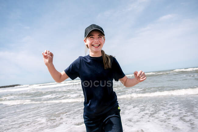 США, Калифорния, Вентура, Улыбающаяся девушка на пляже — стоковое фото