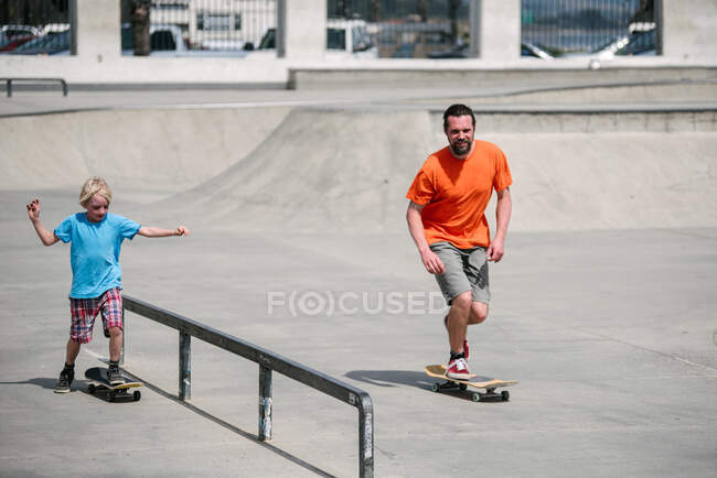 EUA, Califórnia, Ventura, Pai e filho de skate no parque de skate — Fotografia de Stock
