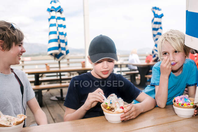 USA, California, Ventura, Bambini che mangiano gelato vicino alla spiaggia — Foto stock