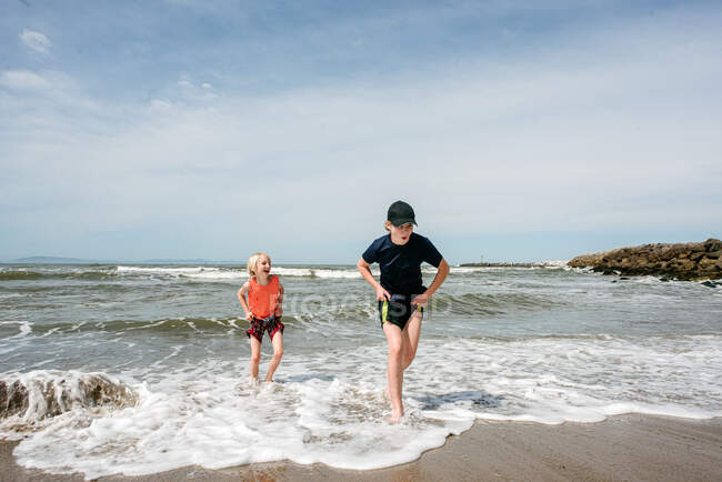 EUA, Califórnia, Ventura, Menina e menino correndo na praia — Fotografia de Stock