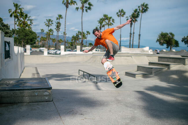 EUA, Califórnia, Ventura, Homem de skate no parque de skate — Fotografia de Stock