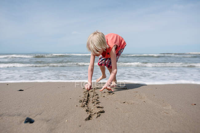 США, Каліфорнія, Вентура, хлопчик грає на пляжі — стокове фото