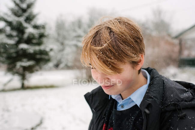 Канада, Онтаріо Хлопчик грає в снігу — стокове фото