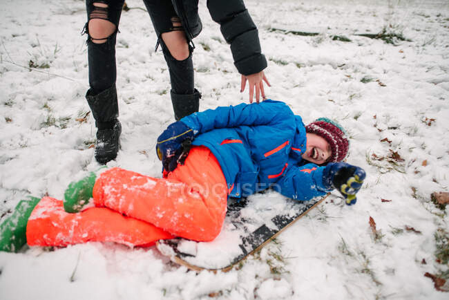 Kanada, Ontario, Junge und Frau spielen im Schnee — Stockfoto