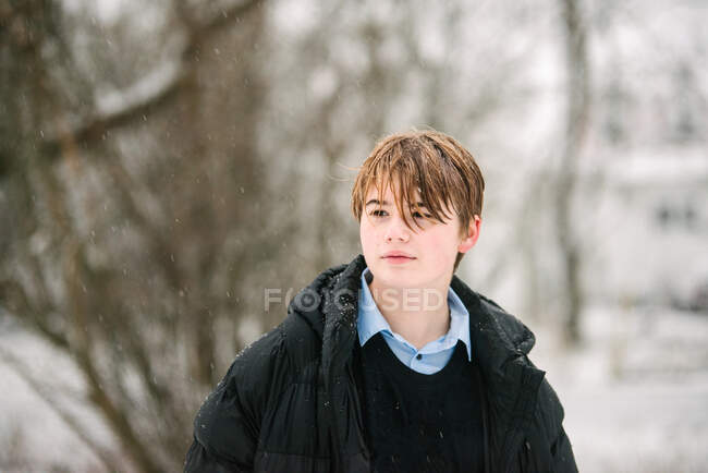 Canadá, Ontário, Retrato de menino ao ar livre no inverno — Fotografia de Stock