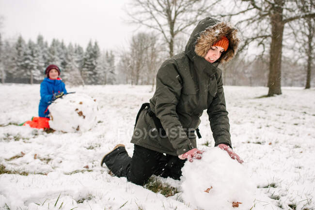 Kanada, Ontario, Mutter und Sohn spielen im Schnee — Stockfoto