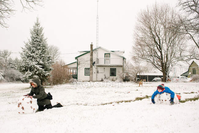 Canada, Ontario, Mother and son playing in snow — Stock Photo