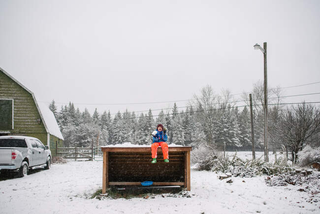 Канада, Онтаріо Хлопчик грає в снігу — стокове фото