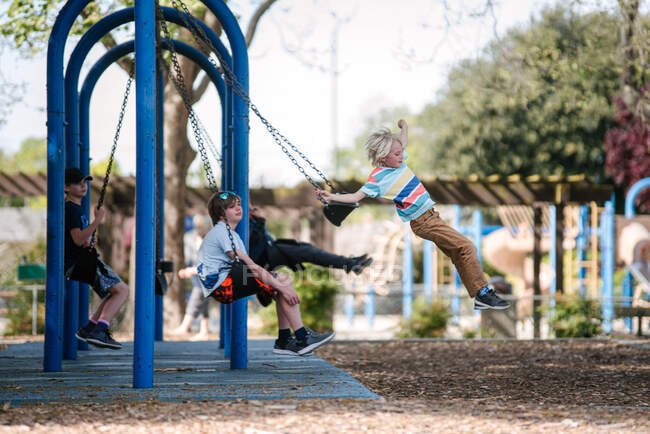 États-Unis, Californie, San Francisco, Enfants sur les balançoires à l'aire de jeux — Photo de stock