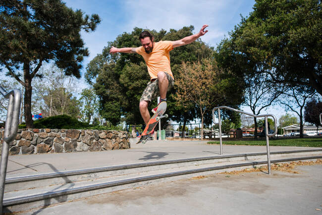 Estados Unidos, California, San Francisco, Hombre skateboarding en skate park - foto de stock