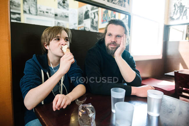 USA, California, San Francisco, Father and son at cafe table — Stock Photo