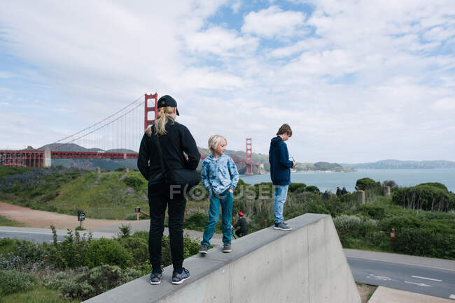 États-Unis, Californie, San Francisco, Enfants debout sur le mur — Photo de stock