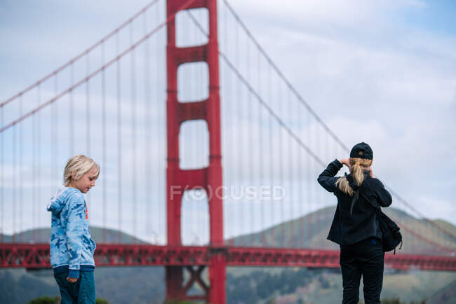 EUA, CA, São Francisco, Crianças olhando para Golden Gate Bridge — Fotografia de Stock
