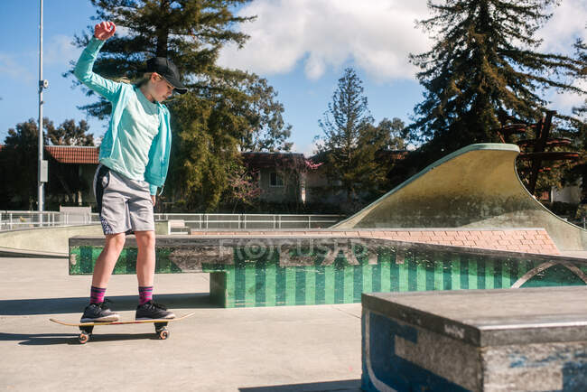Estados Unidos, California, Big Sur, Girl skateboarding in skate park - foto de stock
