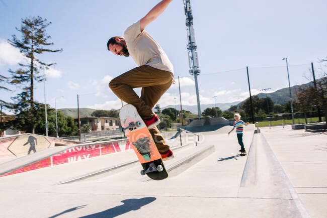 EUA, Califórnia, Big Sur, Homem e menino de skate no parque de skate — Fotografia de Stock