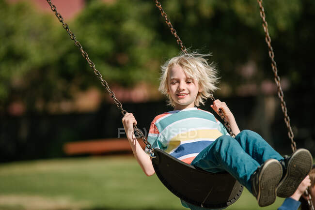 США, Калифорния, Сан-Франциско, Мальчик на качелях в парке — стоковое фото