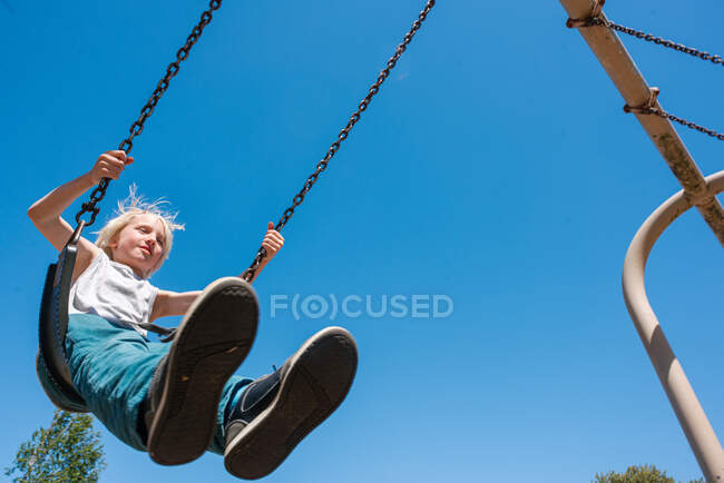 États-Unis, CA, San Francisco, Vue en angle bas du garçon sur swing — Photo de stock