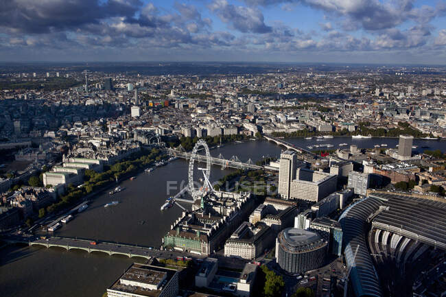 Royaume-Uni, Londres, Paysage urbain avec London Eye et rivière Thames — Photo de stock
