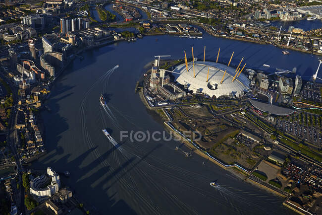 Reino Unido, Londres, Paisaje urbano con cúpula del milenio de O2 y río Támesis - foto de stock