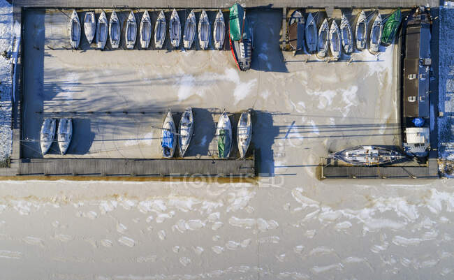 Nederland, Broek, Overhead view of sailboats moored at marina in frozen water — Stock Photo