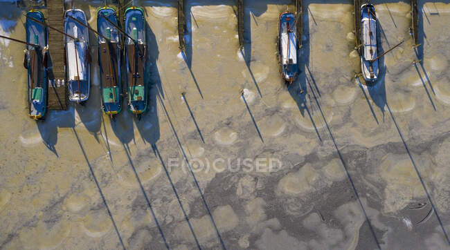 Nederland, Sloten, Overhead view of sailboats moored at marina in frozen water — Stock Photo