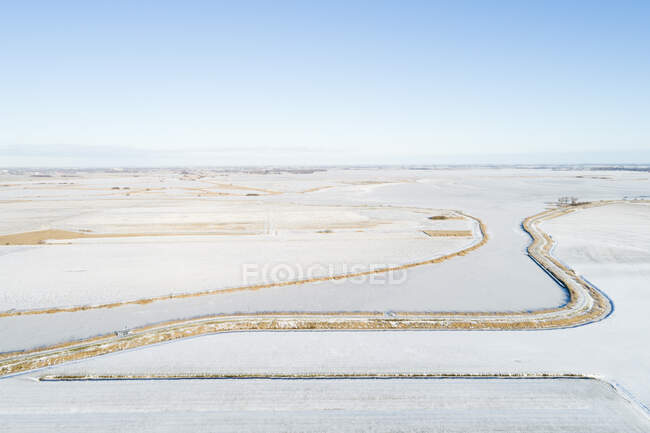 Países Bajos, Broek, Vista aérea de los campos cubiertos de nieve y el canal - foto de stock