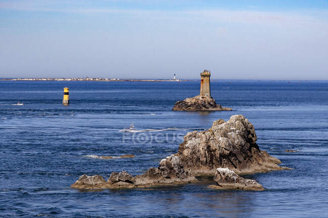 Франция, Бретань, Финистер сюд, Роки в море и маяк — стоковое фото