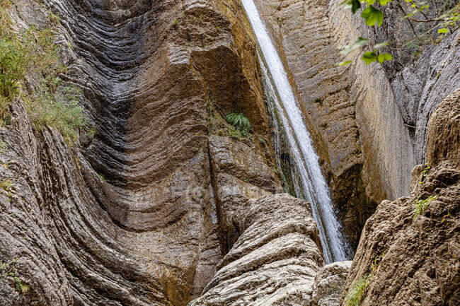 Francia, Alpes-de-Haute-Provence, Vista de bajo ángulo de la cascada sobre roca erosionada - foto de stock