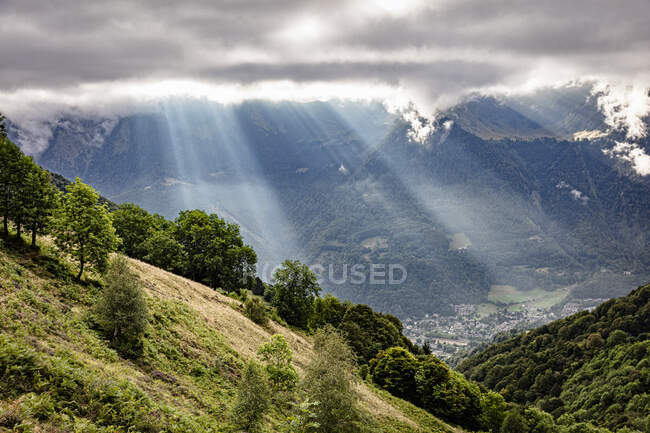 França, raios de sol acima da paisagem montanhosa — Fotografia de Stock