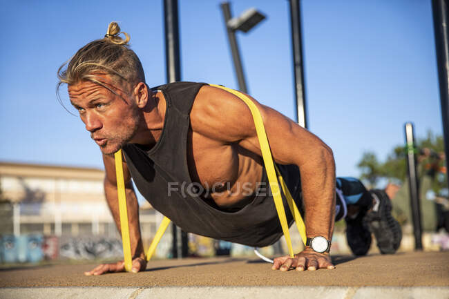 Spain, Mallorca, Man exercising at outdoor gym — Stock Photo