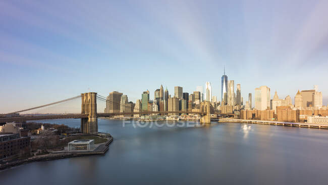 Estados Unidos, NY, Nueva York, el horizonte del Bajo Manhattan y el Puente de Brooklyn - foto de stock