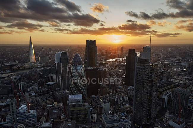 Reino Unido, Londres, Vista panorámica de los rascacielos de la City de Londres al atardecer - foto de stock