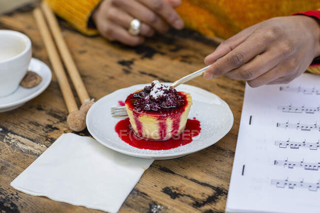 Italie, Toscane, Pistoia, Femme qui mange un dessert au café — Photo de stock