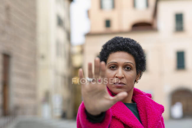 Італія, Тоскана, Пістоя, Жінка роблять стоп жест — стокове фото