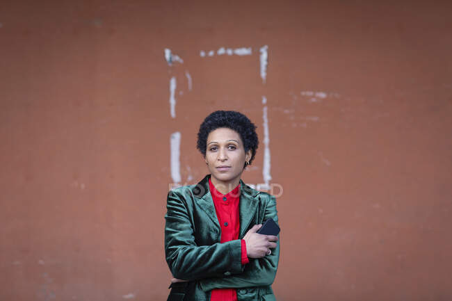 Italia, Toscana, Pistoia, Retrato de mujer en chaqueta metálica - foto de stock