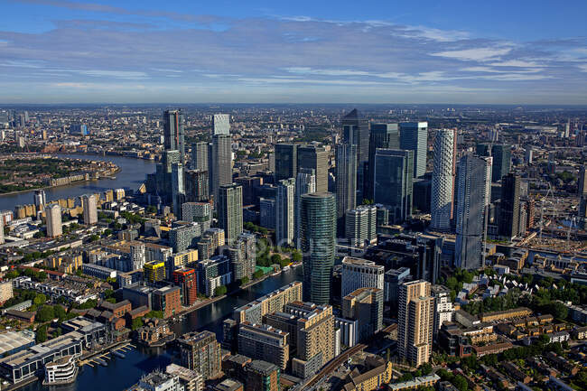 Großbritannien, London, Canary Wharf, Luftaufnahme von Wolkenkratzern im Geschäftsviertel — Stockfoto